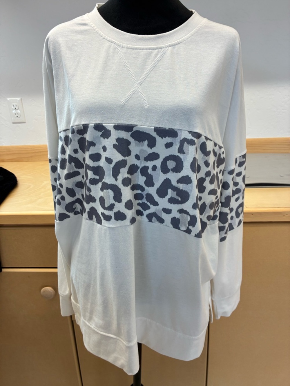 Women's White Pullover Top with Gray Leopard Band